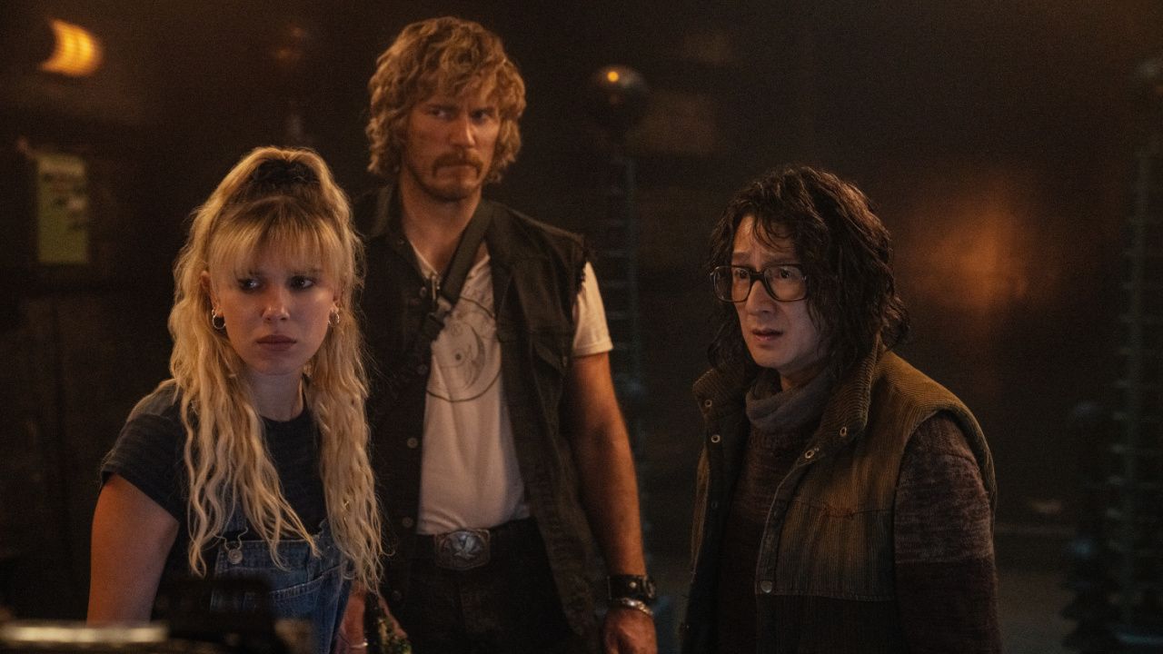 (L to R) Michelle (Millie Bobby Brown), Keats (Chris Pratt) dan Dr. Amherst (Ke Huy Quan) di 'The Electric State'. Foto: Paul Abell, © 2024 Netflix, Inc.