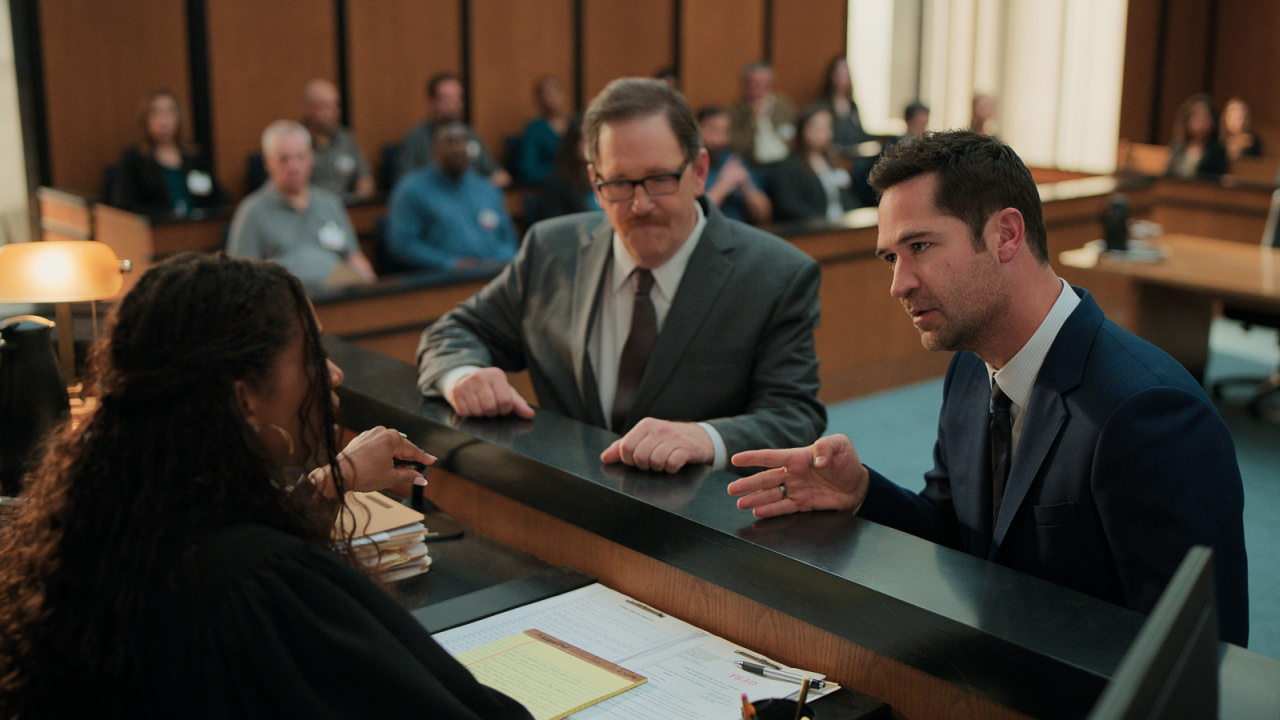 (Right) Manuel Garcia-Rulfo in 'The Lincoln Lawyer' season 3. Photo: Netflix.