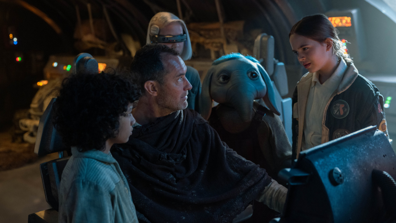 (L to R) Wim (Ravi Cabot-Conyers), Jod Na Nawood (Jude Law), KB (Kyriana Kratter), Neel (Robert Timothy Smith), and Fern (Ryan Kiera Armstrong) in Lucasfilm's 'Star Wars: Skeleton Crew', exclusively on Disney+. ©2024 Lucasfilm Ltd. & TM. All Rights Reserved.