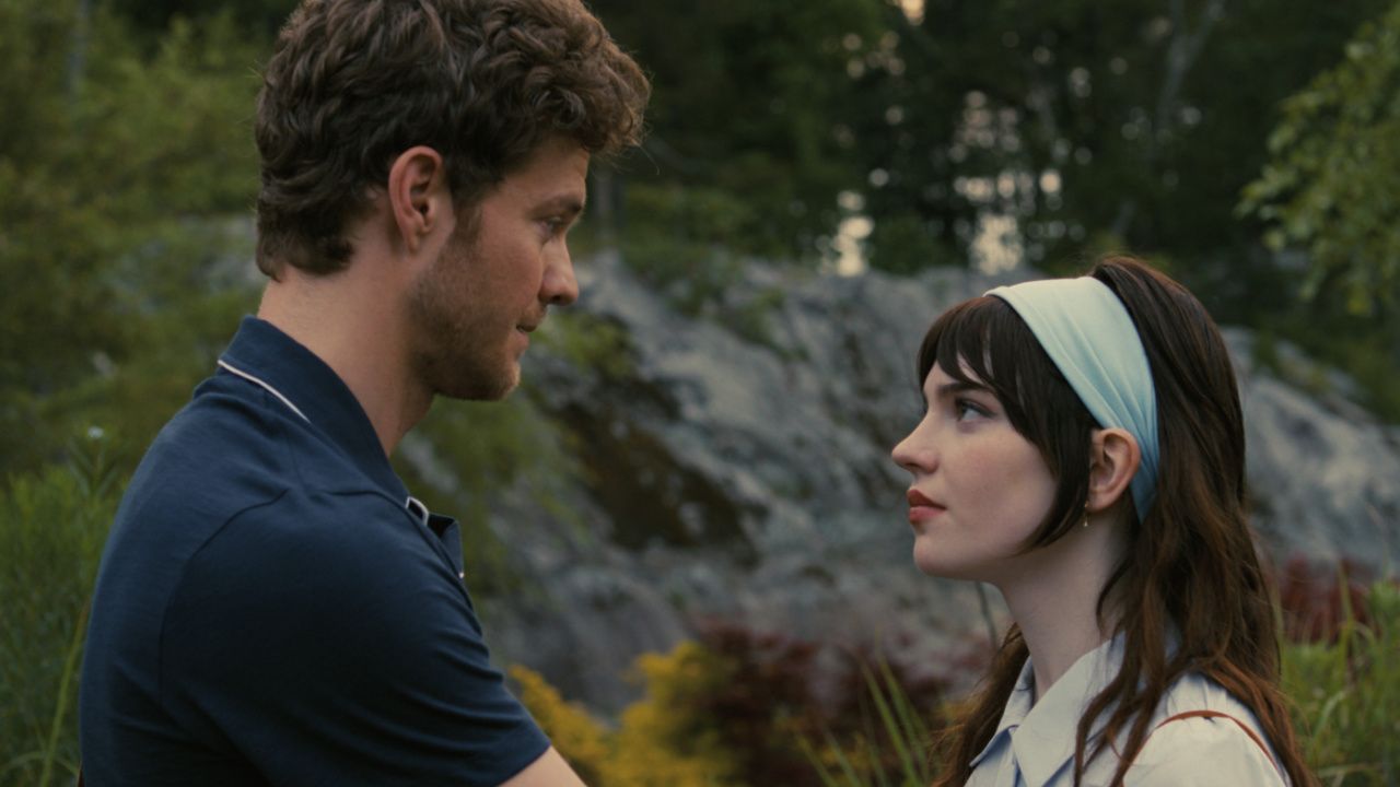 (L to R) Jack Quaid as Josh and Sophie Thatcher as Iris in New Line Cinema’s 'Companion,' a Warner Bros. Pictures release. Photo Credit: Courtesy Warner Bros. Pictures. Copyright: © 2025 Warner Bros. Entertainment Inc. All Rights Reserved.