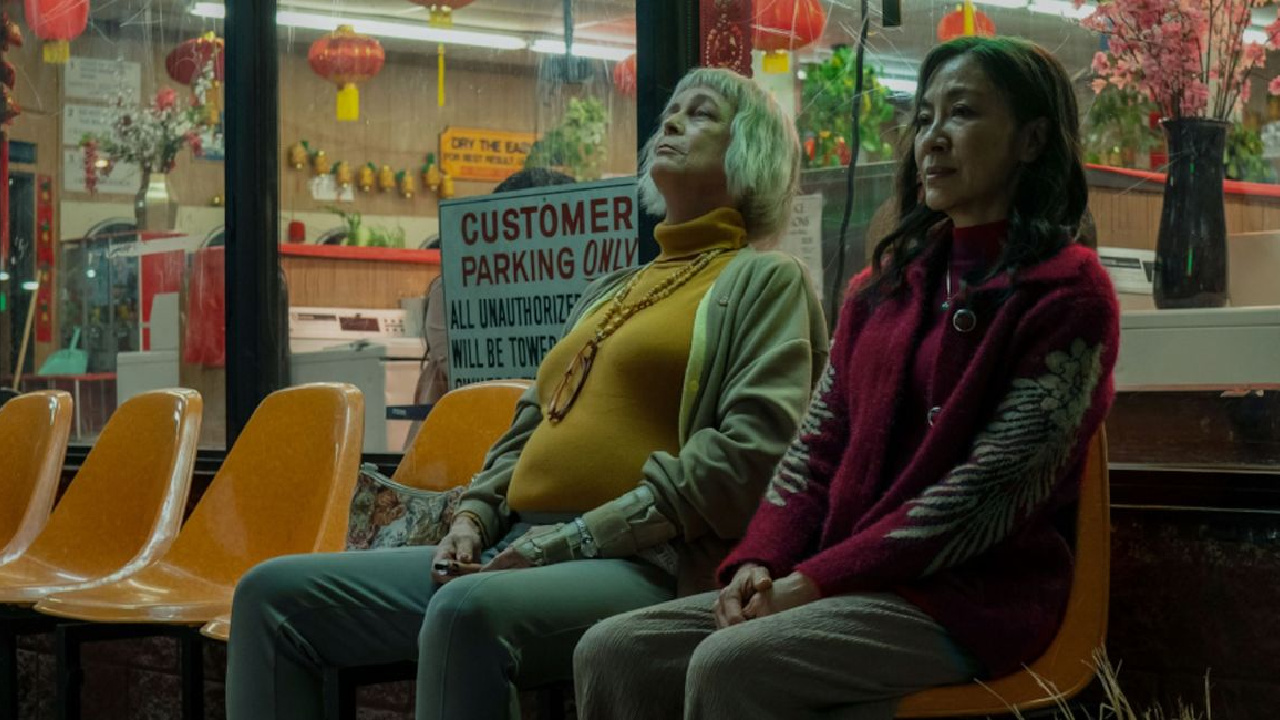 (L to r) Jamie Lee Curtis sebagai Deirdre Beaubeirdre, dan Michelle Yeoh sebagai Evelyn Quan Wang di A24 'Everything Everywhere sekaligus.