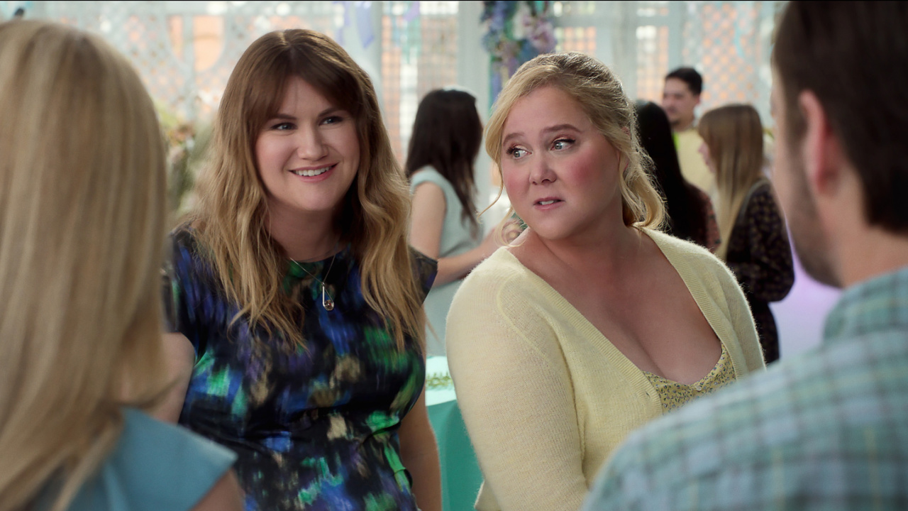 (L to R) Jillian Bell as Kate and Amy Schumer as Lainy in 'Kinda Pregnant'. Photo: Courtesy of Netflix © 2024.