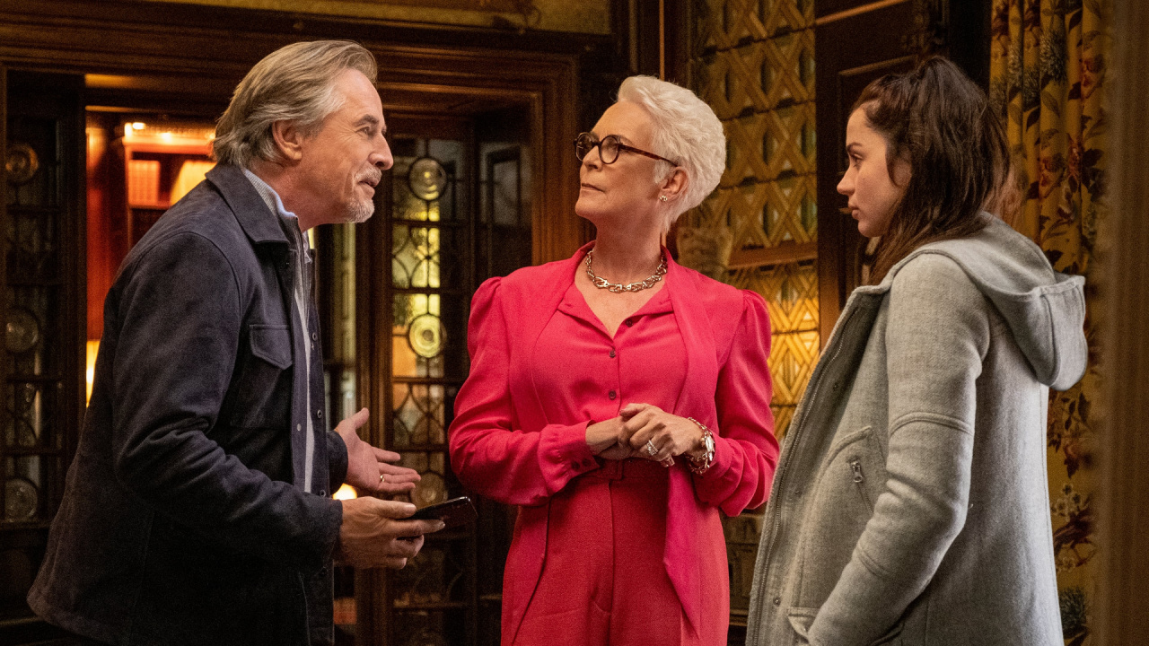 (L to R) Don Johnson, Jamie Lee Curtis and Ana de Armas in 'Knives Out'. Photo: Lionsgate.