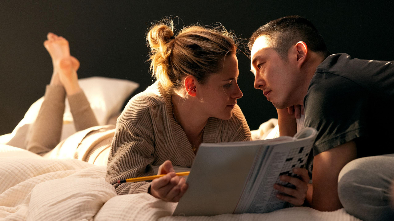 (L to R) Kristen Stewart dan Steven Yeun di 'Love Me' karya Bleecker Street. Kredit: Bleecker Street.