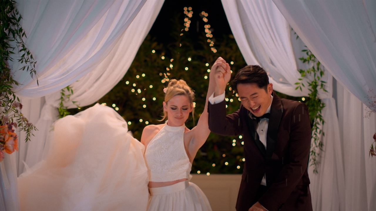 (L to R) Kristen Stewart dan Steven Yeun di 'Love Me' karya Bleecker Street. Kredit: Bleecker Street.