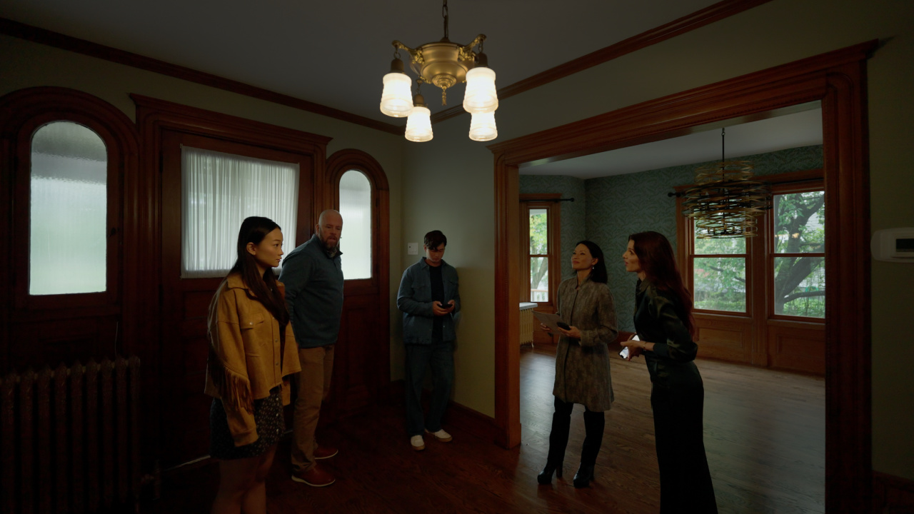 (Kiri ke Kanan) Callina Liang, Chris Sullivan, Eddy Maday, Lucy Liu dan Julia Fox di 'Presence'. Foto: Neon.