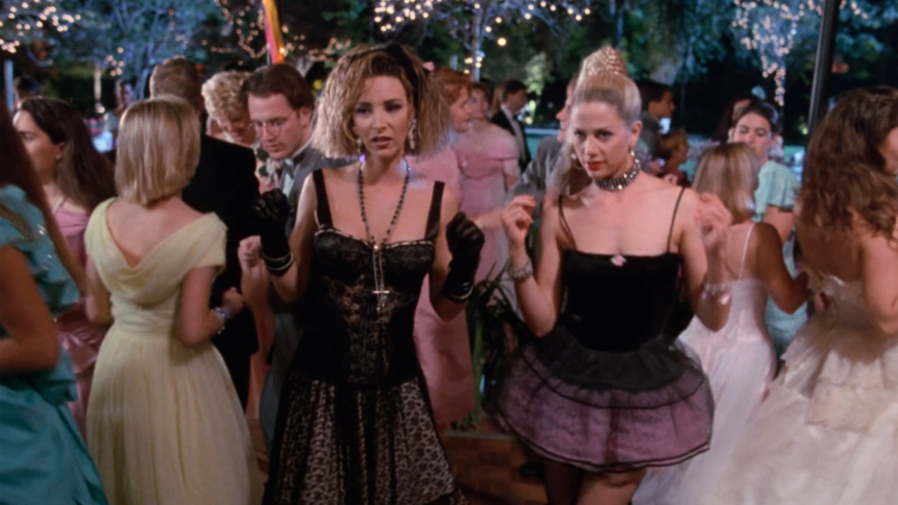 (L to R) Lisa Kudrow and Mira Sorvino in 'Romy and Michele's High School Reunion'. Photo: Touchstone Pictures.