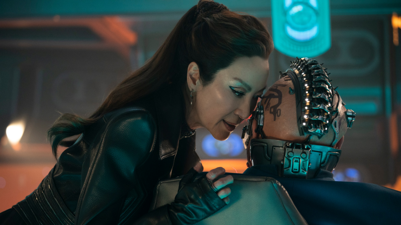 (Kiri ke Kanan) Michelle Yeoh sebagai Georgiou dan Joe Pingue sebagai Dada Noe dalam 'Star Trek: Section 31', streaming di Paramount+, 2024. Kredit Foto: Jan Thijs/Paramount+.