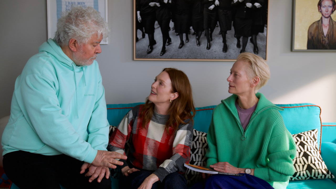 (L to R) Director Pedro Almodóvar, Julianne Moore and Tilda Swinton in 'The Room Next Door'. Photo: Warner Bros. Pictures.