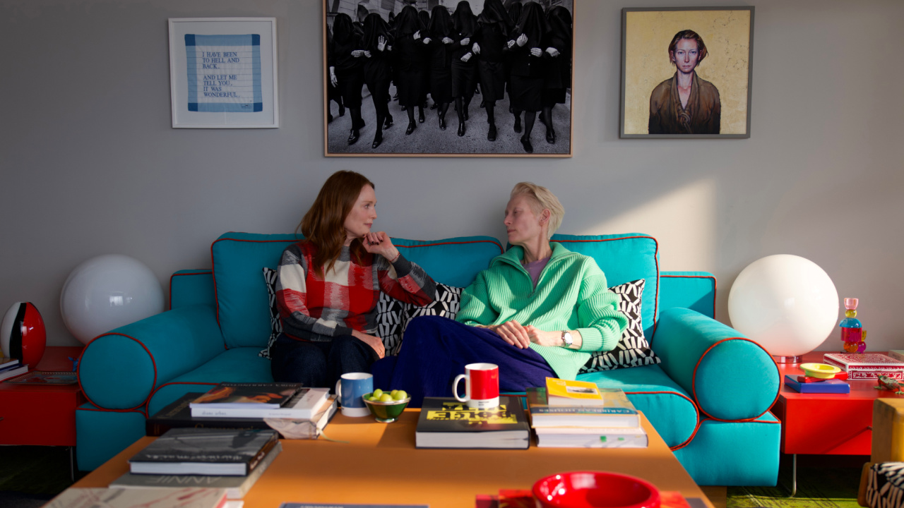 (L to R) Julianne Moore and Tilda Swinton in 'The Room Next Door'. Photo: Warner Bros. Pictures.