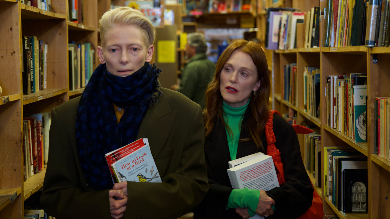 (L to R) Tilda Swinton and Julianne Moore in 'The Room Next Door'. Photo: Warner Bros. Pictures.