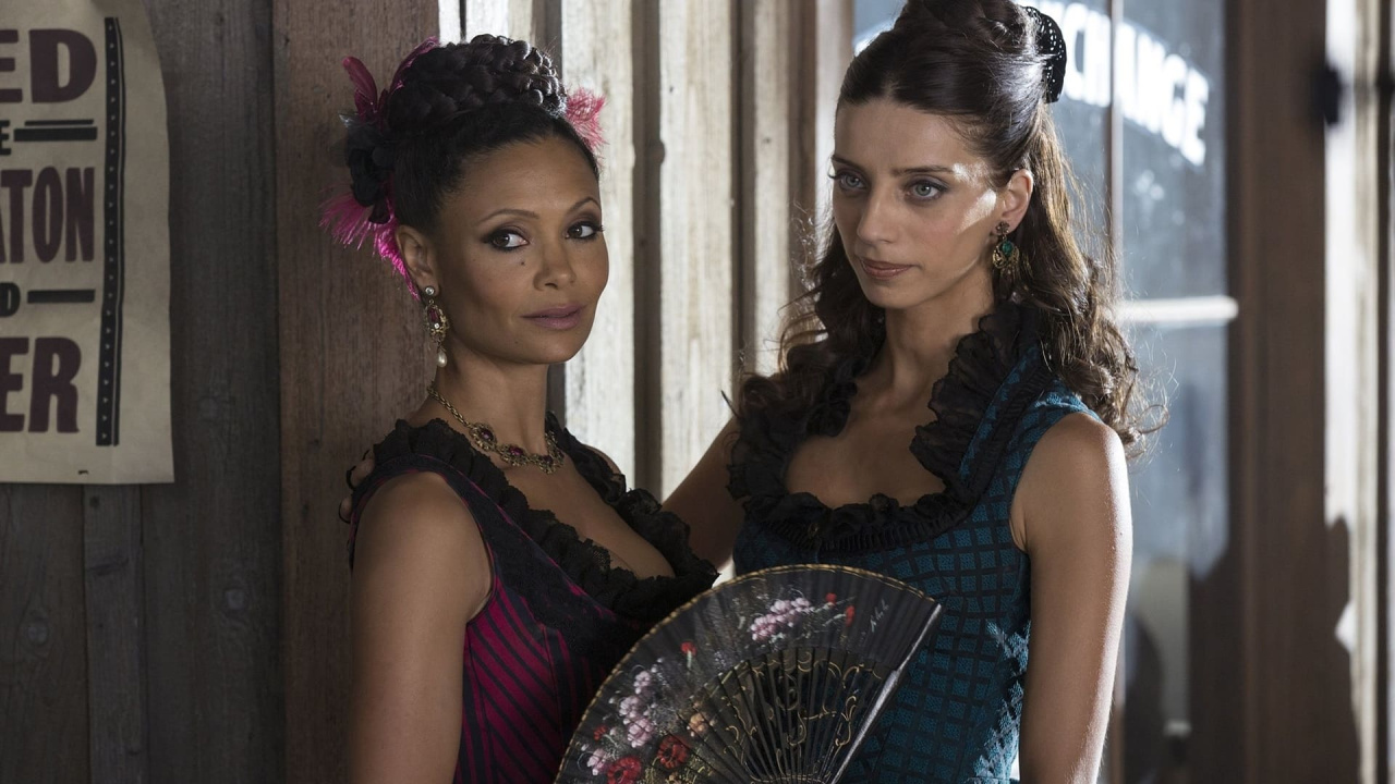 (Kiri ke Kanan) Thandiwe Newton dan Angela Sarafyan di 'Westworld'. Foto: HBO.