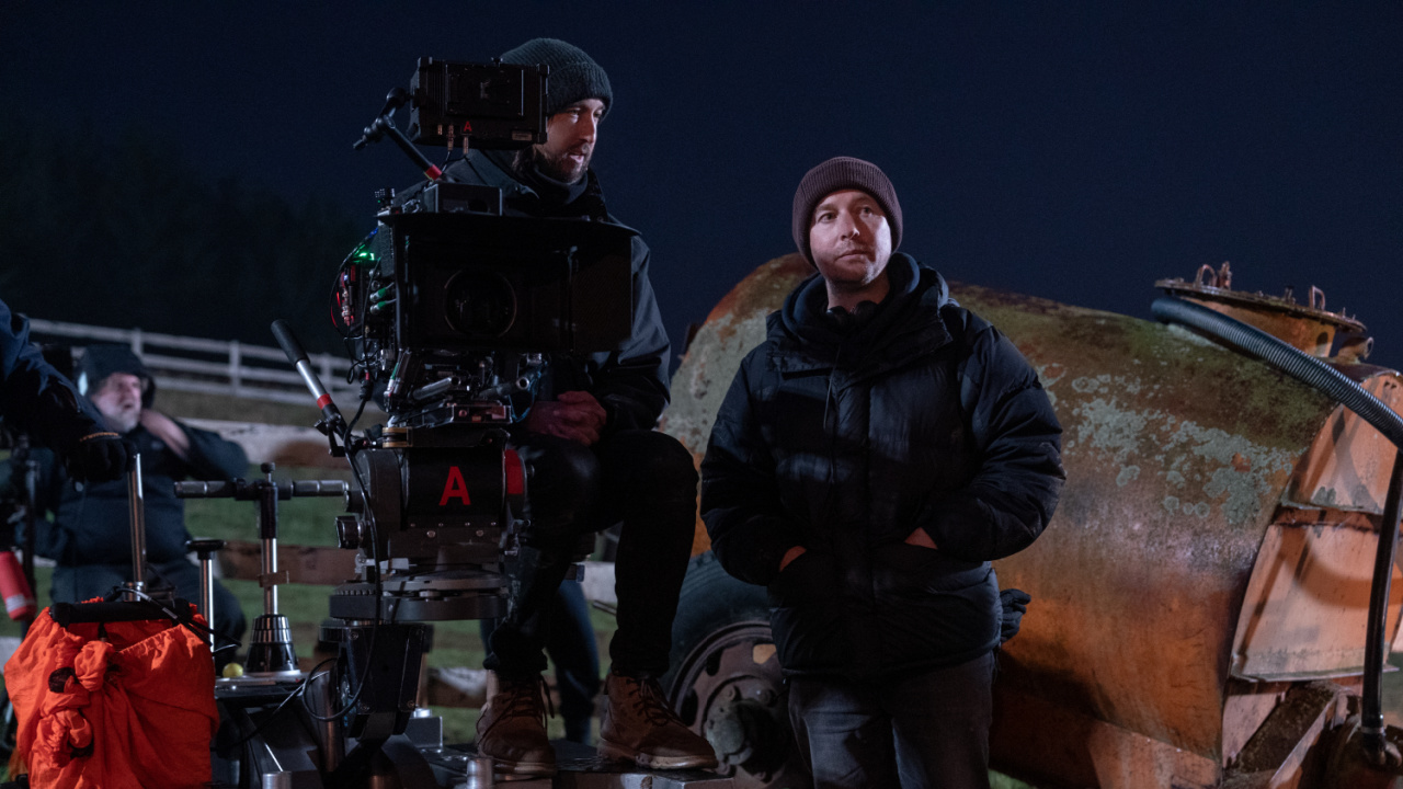 (Kiri ke Kanan) Direktur Fotografi Stefan Duscio dan Sutradara Leigh Whannell di lokasi syuting 'Wolf Man'. © 2025 Studio Universal. Semua Hak Dilindungi Undang-undang.