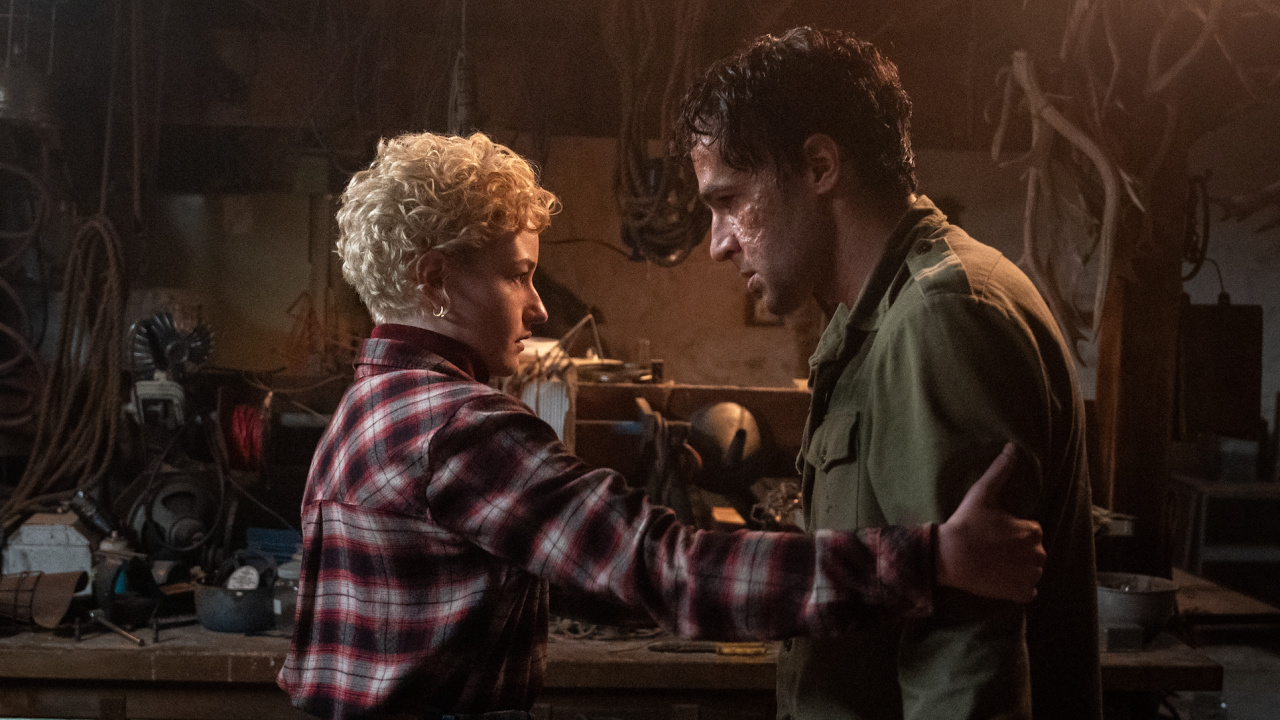 (Kiri ke Kanan) Charlotte (Julia Garner) dan Blake (Christopher Abbott) dalam 'Wolf Man', disutradarai oleh Leigh Whannell. © 2024 Studio Universal. Semua Hak Dilindungi Undang-undang.