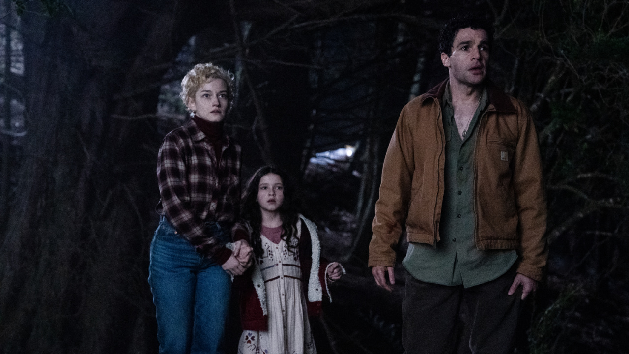 (Kiri ke Kanan) Charlotte (Julia Garner), Ginger (Matilda Firth) dan Blake (Christopher Abbott) dalam Wolf Man, disutradarai oleh Leigh Whannell. © 2025 Studio Universal. Semua Hak Dilindungi Undang-undang.