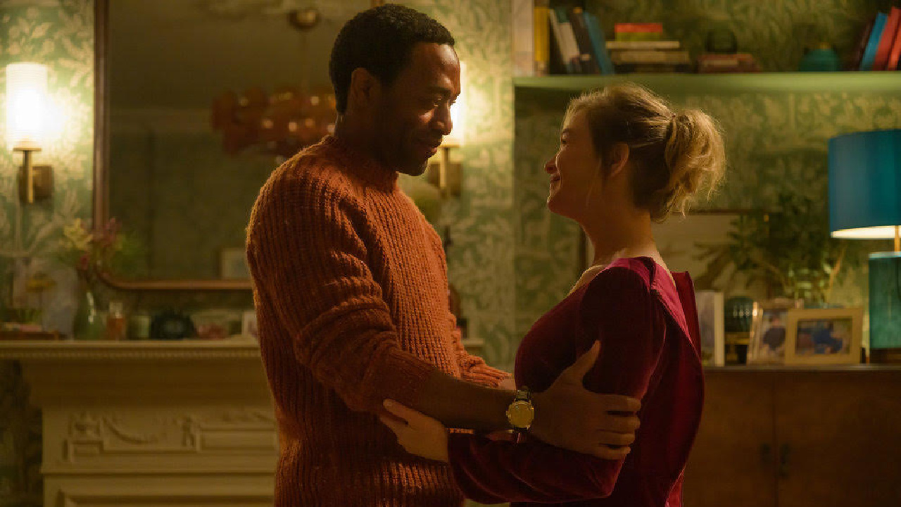 (L to R) Chiwetel Ejiofor as Mr. Walliker and Renée Zellweger as Bridget Jones in 'Bridget Jones: Mad About the Boy'. Photo: Jay Maidment / Universal Pictures.