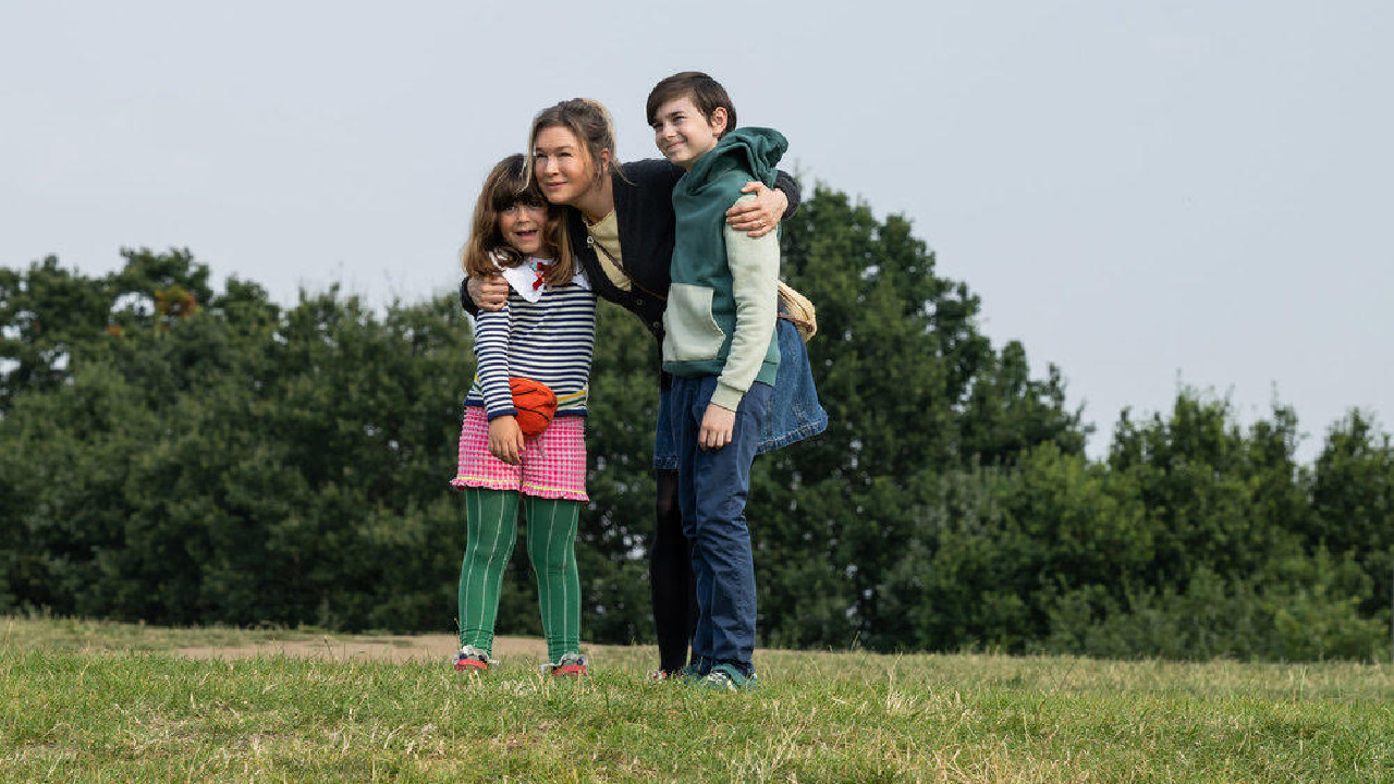 (L to R) Mila Jankovic as Mabel Darcy, Renée Zellweger as Bridget Jones, and Casper Knopf as Billy Darcy in 'Bridget Jones: Mad About the Boy'. Photo: Alex Bailey/Universal Pictures.