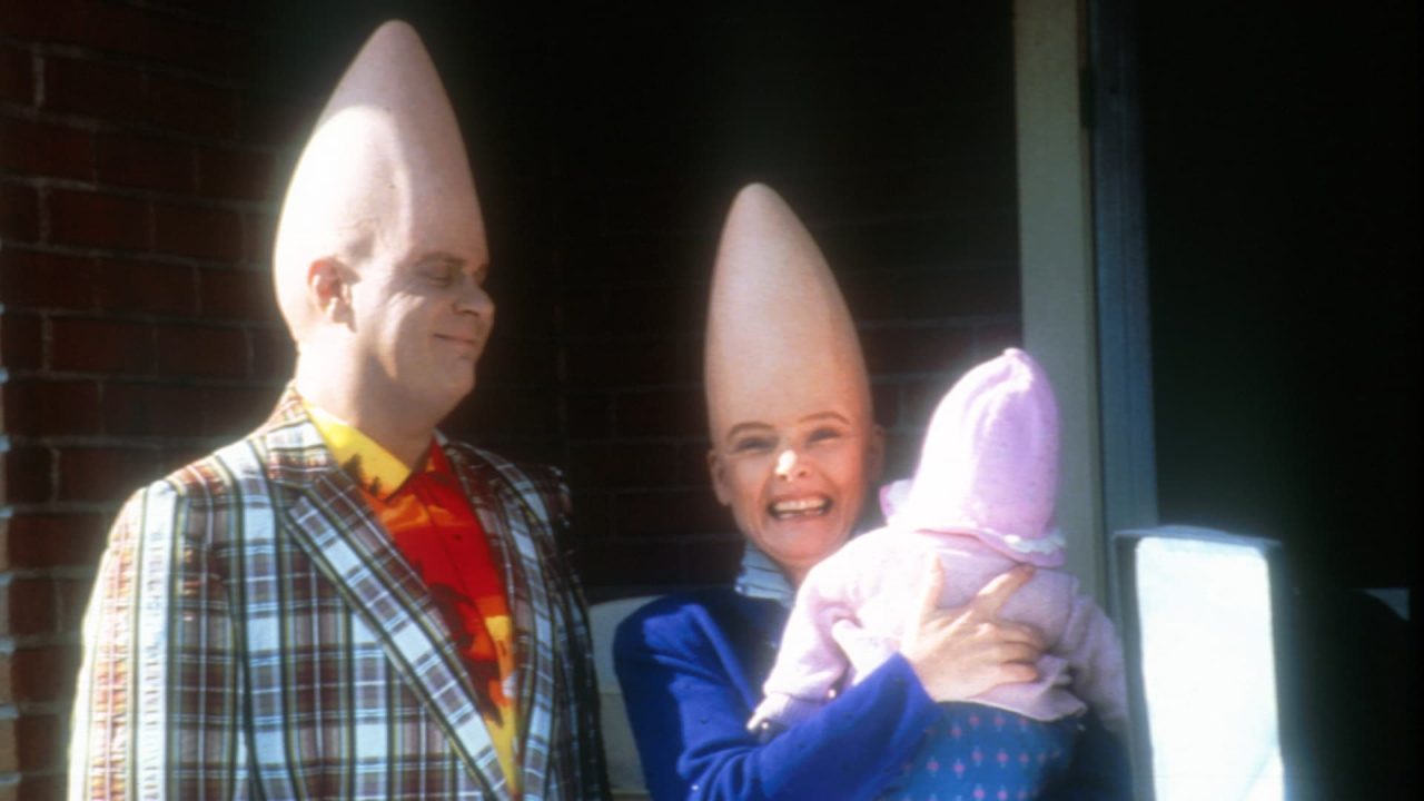 (L to r) Dan Aykroyd dan Jane Curtin di 'Coneheads'. Foto: Gambar Paramount.