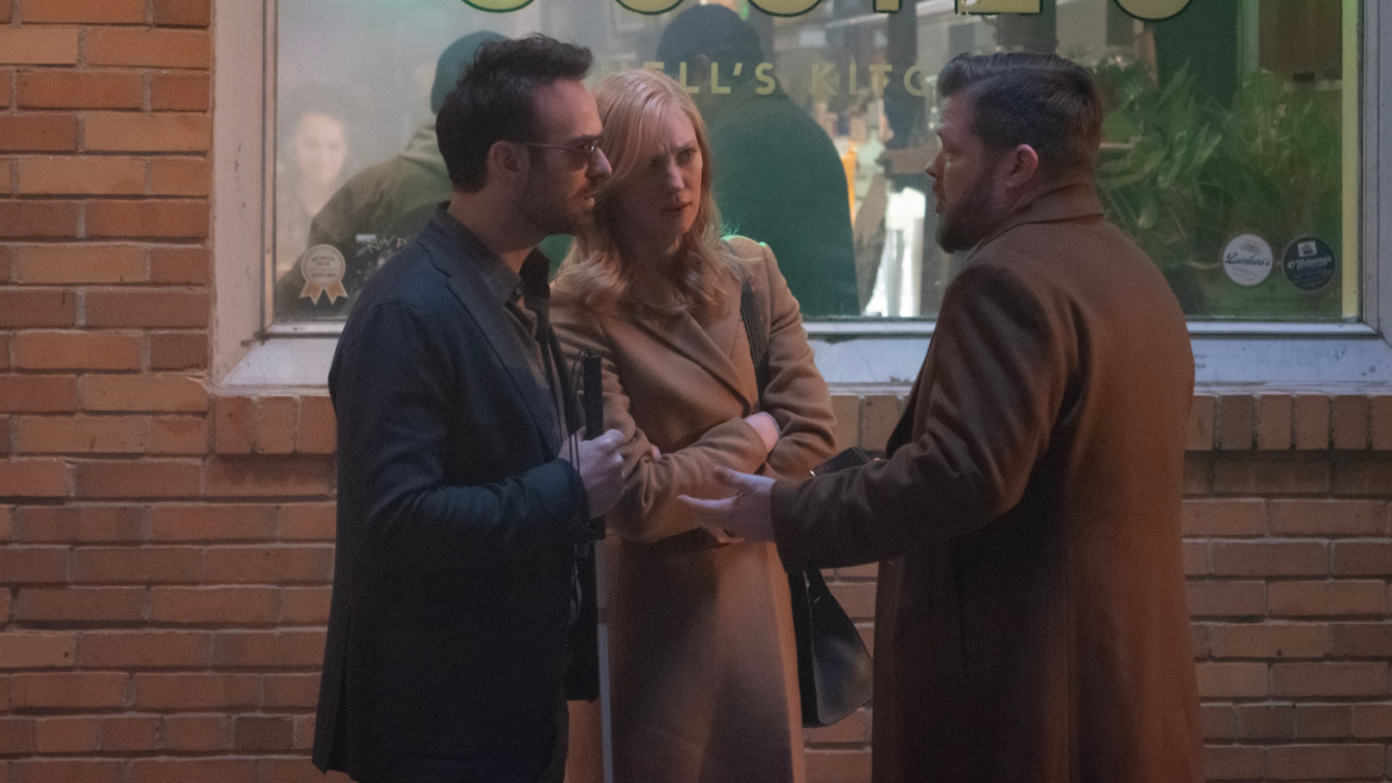 (L ke R) Daredevil/Matt Murdock (Charlie Cox), Karen Page (Deborah Ann Woll), dan Foggy Nelson (Elden Henson) di televisi Marvel 'Daredevil: Born Again', secara eksklusif di Disney+. Foto oleh Giovanni Rufino. © 2024 Marvel.