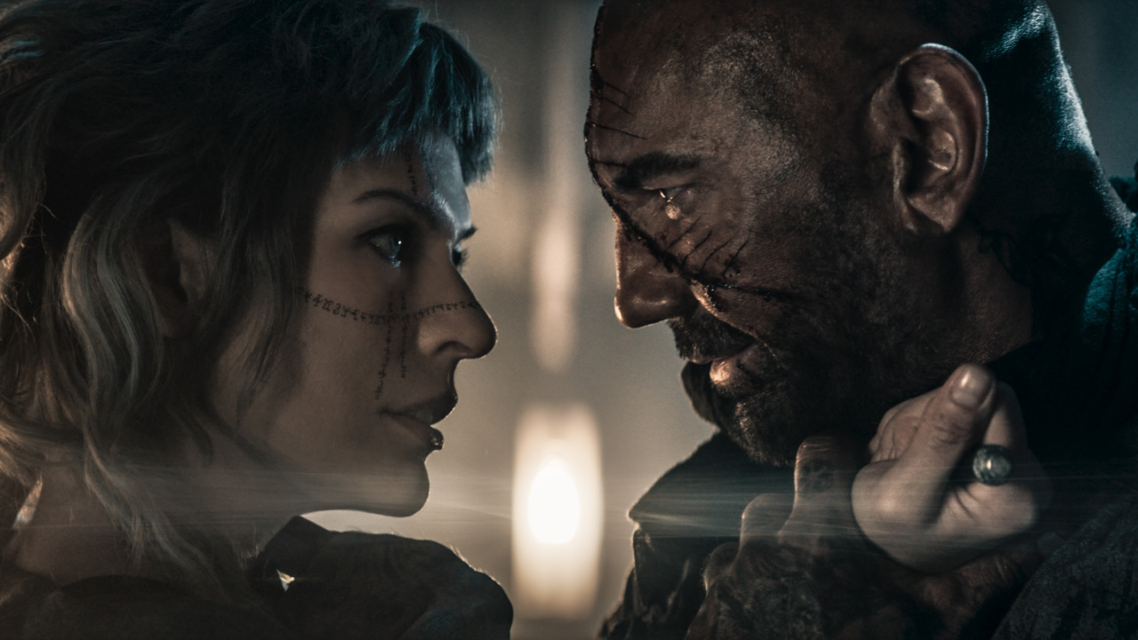 (L ke R) Milla Jovovich dan Dave Bautista di 'In the Lost Lands'. Foto: Vertikal.