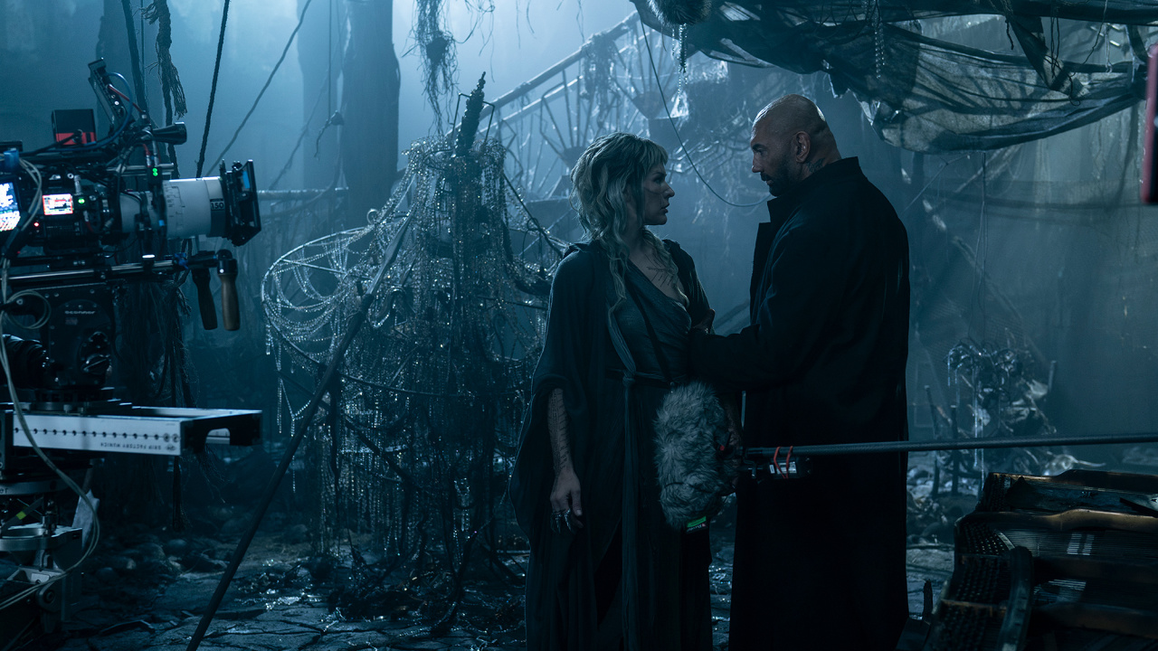 (L ke R) Milla Jovovich dan Dave Bautista di lokasi syuting 'In the Lost Lands'. Foto: Vertikal.