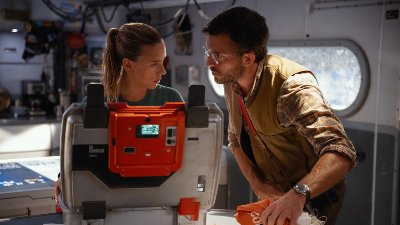 (L to R) Scarlett Johansson as skilled covert operations expert Zora Bennett and Jonathan Bailey as paleontologist Dr. Henry Loomis in 'Jurassic World Rebirth', directed by Gareth Edwards. Photo: Universal Pictures.