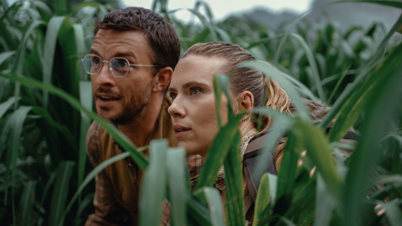(L to R) Jonathan Bailey as paleontologist Dr. Henry Loomis and Scarlett Johansson as skilled covert operations expert Zora Bennett in 'Jurassic World Rebirth', directed by Gareth Edwards. Photo: Universal Pictures.