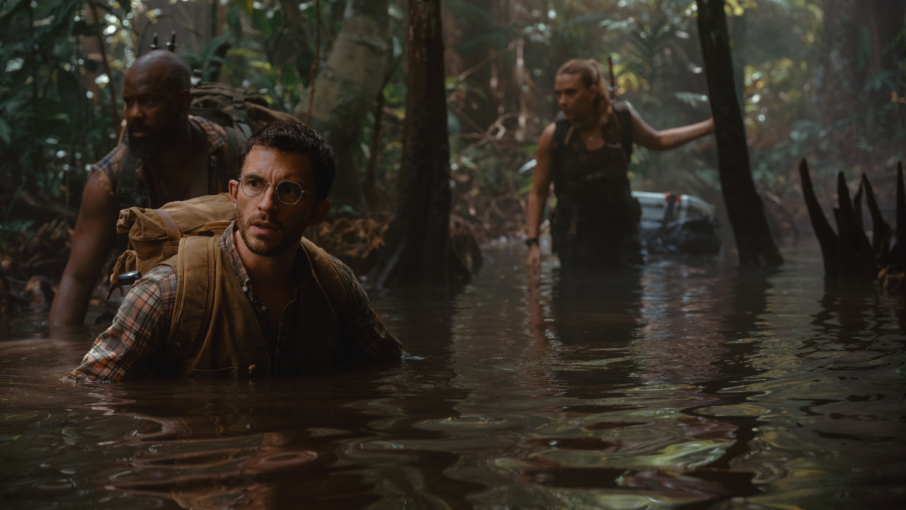 (L to R) Jonathan Bailey and Scarlett Johansson in 'Jurassic World Rebirth', directed by Gareth Edwards. Photo: Universal Pictures.