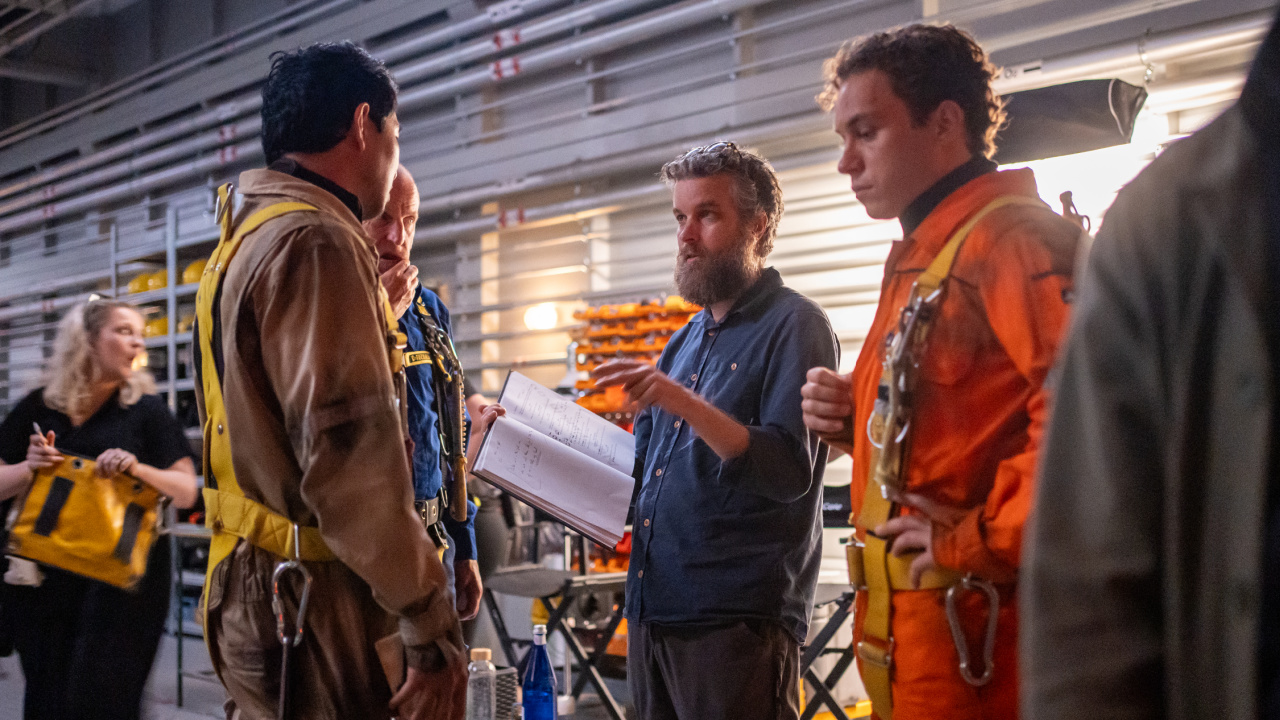 (L TO R) Aktor Simu Liu, Woody Harrelson dan Finn Cole dengan sutradara Alex Parkinson di lokasi syuting film mereka 'Last Breath', rilis fitur fokus. Foto: Mark Cassar / © 2024 Focus Fitur LLC.