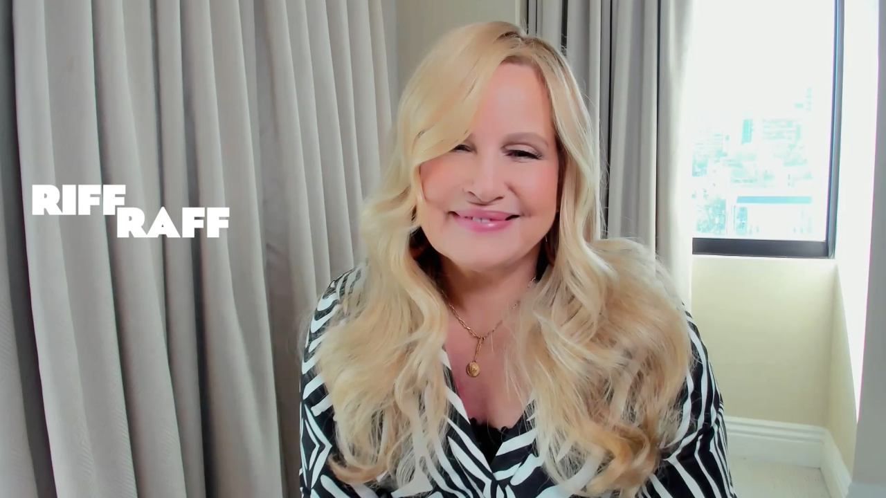 Jennifer Coolidge dibintangi di 'Riff Raff'.