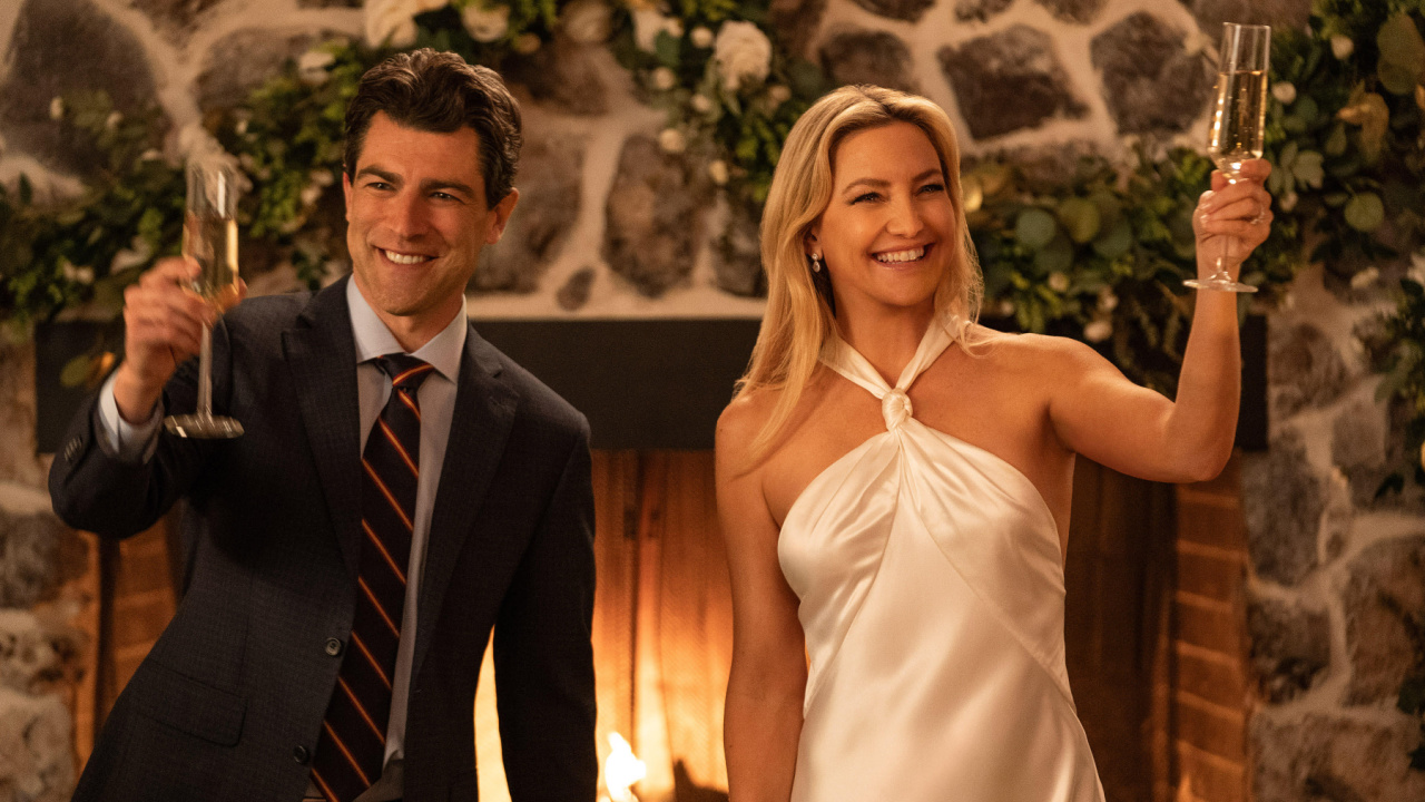 (L ke R) Max Greenfield sebagai Lev Levinson dan Kate Hudson sebagai Isla Gordon di 'Running Point'. Foto: Kat Marcinowski/Netflix © 2024.