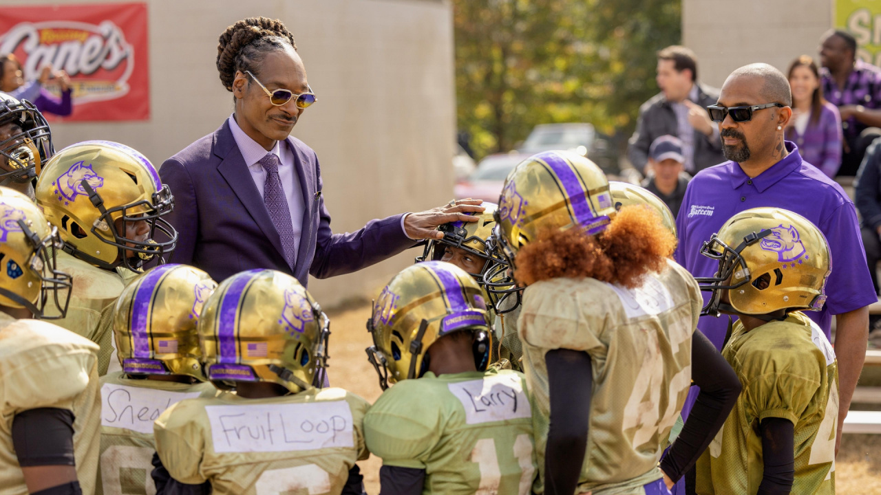 (L to R) Snoop Dogg as Jaycen "2 J's" Jennings and Mike Epps as Kareem in director Charles Stone III's 'The Underdoggs,' an Amazon MGM Studios film. Photo credit: Jacob Kemp. © 2024 Metro-Goldwyn-Mayer Pictures Inc. All Rights Reserved.