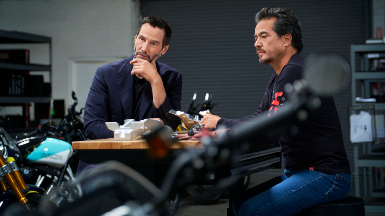 (L ke R) Keanu Reeves dan Gard Hollinger di 'visioner' Dokumen Roku. Foto: Saluran Roku.