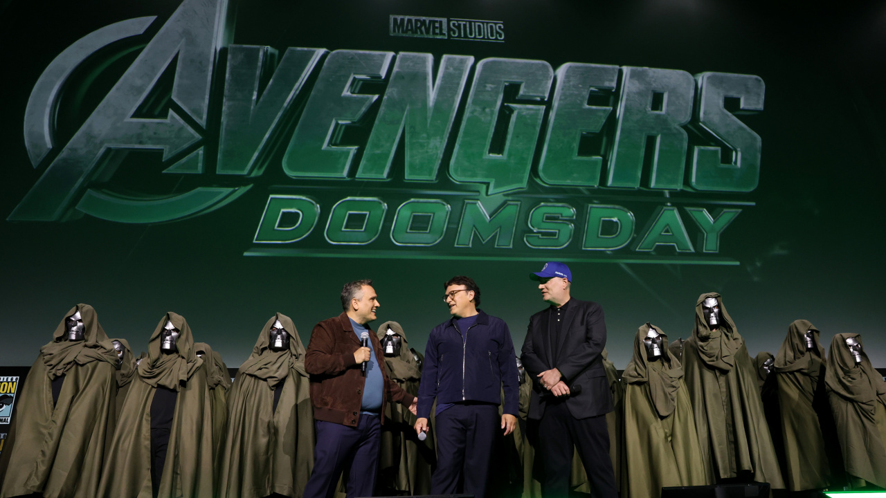 (L to R) Joe Russo, Anthony Russo dan Kevin Feige hadir 'Avengers: Doomsday' di San Diego Comic-Con 2024. © 2024 20th Century Studios / © dan ™ 2024 Marvel.