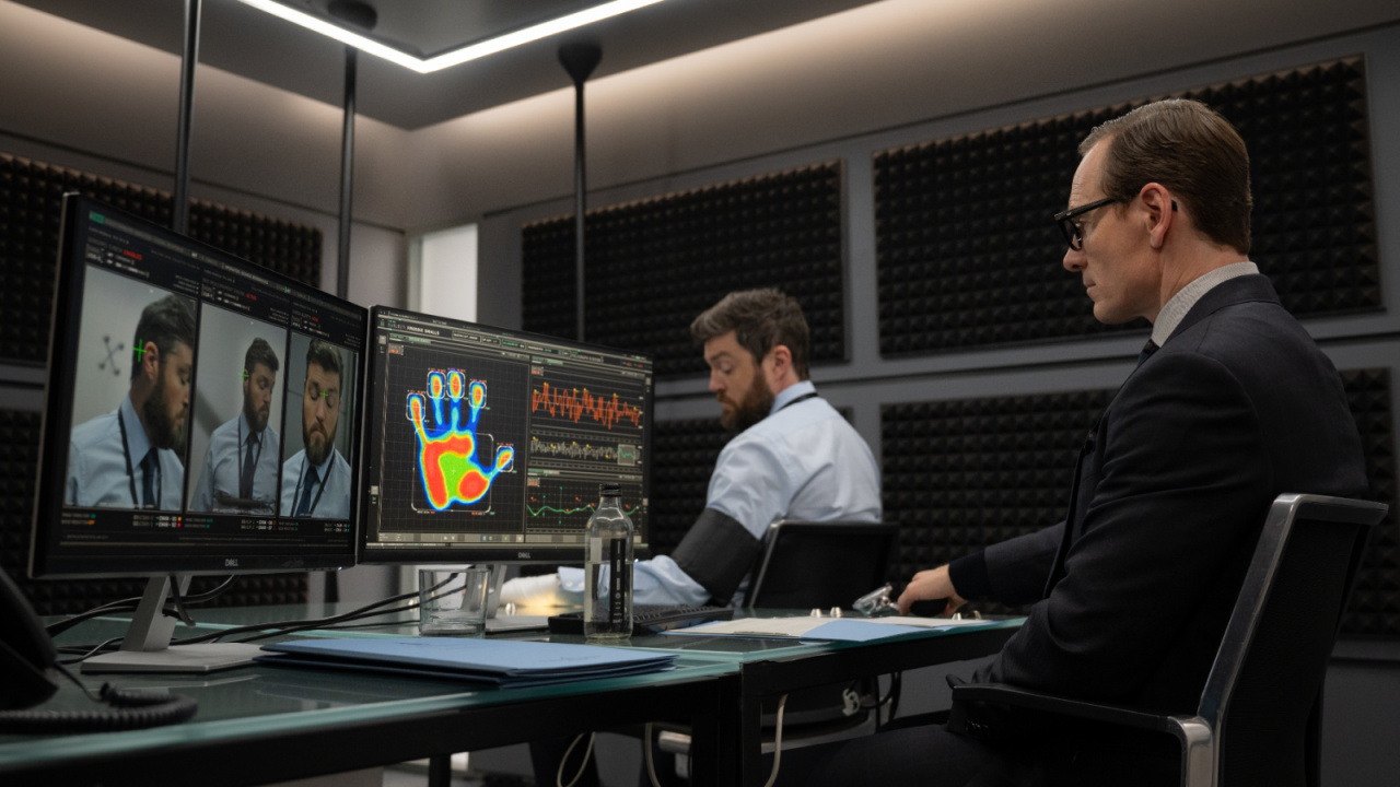 (L to R) Tom Burke as Freddie Smalls and Michael Fassbender as George Woodhouse in director Steven Soderbergh's 'Black Bag', a Focus Features release. Credit: Claudette Barius/Focus Features © 2025 All Rights Reserved.