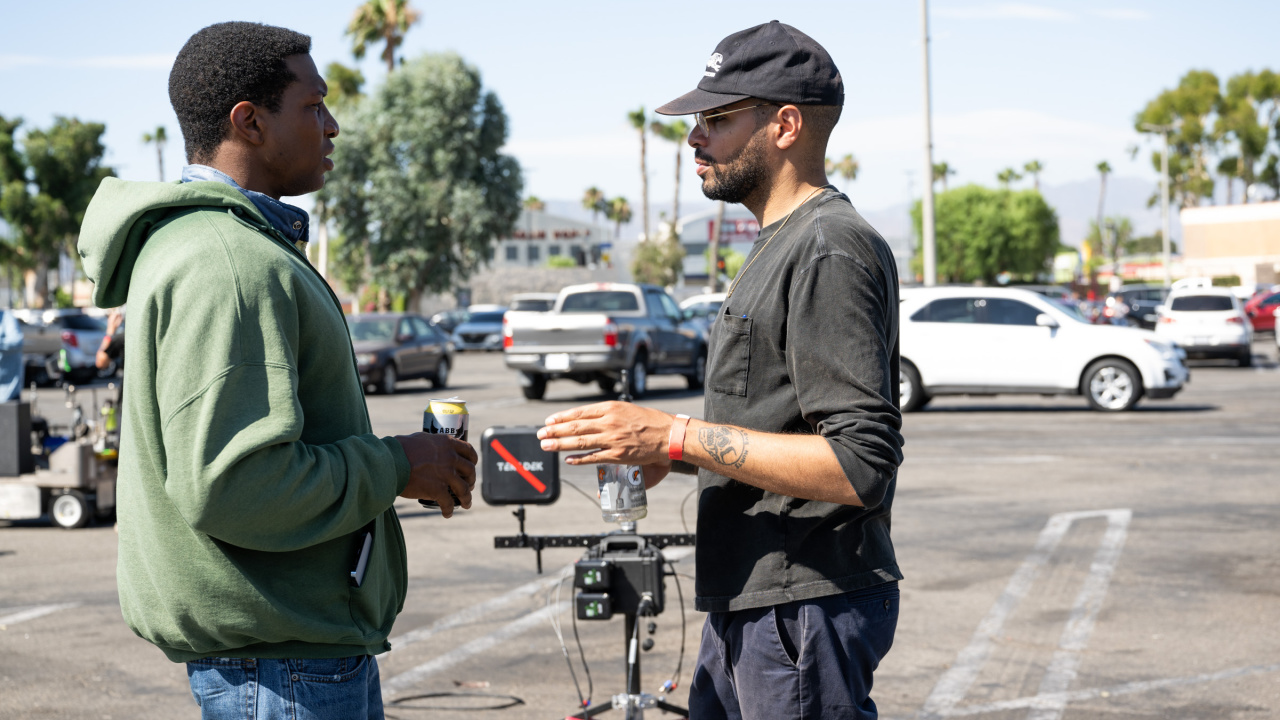 (L TO R) Jonathan Majors dan Elijah Bynum di set 'Majalah Mimpi'. Foto: Briarcliff Entertainment.