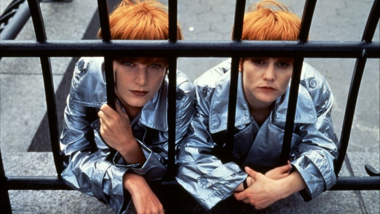 (L TO R) Bridget Fonda dan Jennifer Jason Leigh dalam 'Single White Female'. Foto: Gambar Columbia.