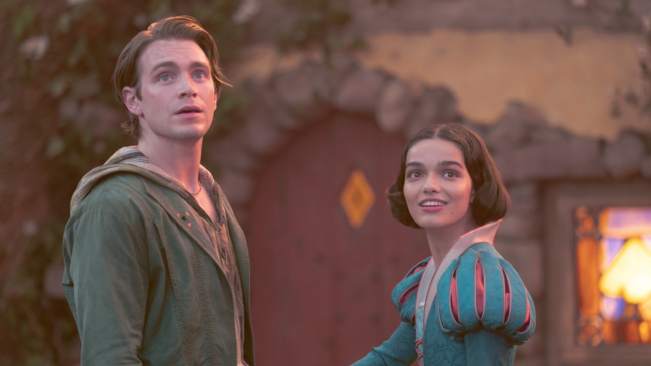 (L ke R) Andrew Burnap dan Rachel Zegler di Disney's Live-action 'Snow White'. Foto milik Disney. © 2024 Disney Enterprises Inc. Semua hak dilindungi undang -undang.