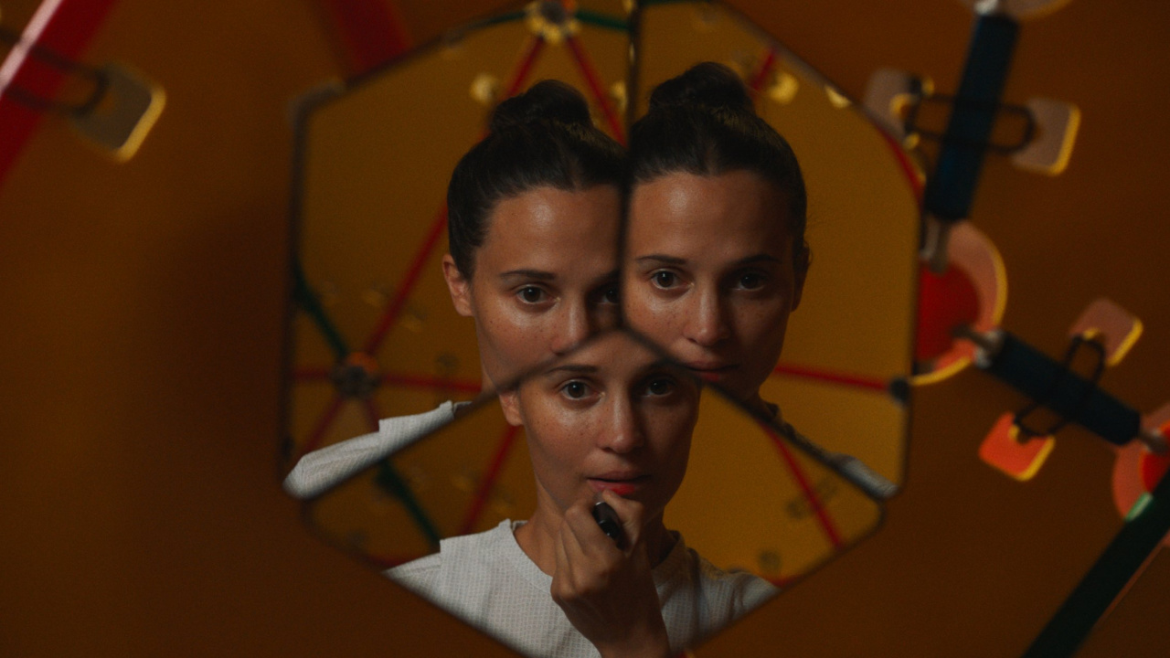 Alicia Vikander dalam 'The Assessment', rilis gambar Magnolia. Kredit Foto: Magnus Jønck. © 2024 Number 9 Films Assessment Limited, TA Co-Production GmbH, Shivhans Productions, LLC, TA2022 Investors, LLC, Tiki Tāne Pictures, LLC. Foto milik Magnolia Pictures.