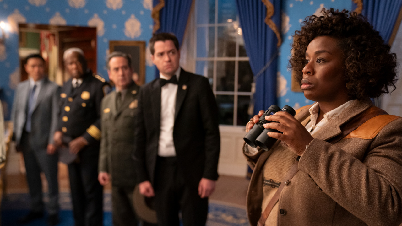 (kanan) Uzo Aduba sebagai Cordelia Cup di 'The Residence' Foto: Jessica Brooks/Netflix ©