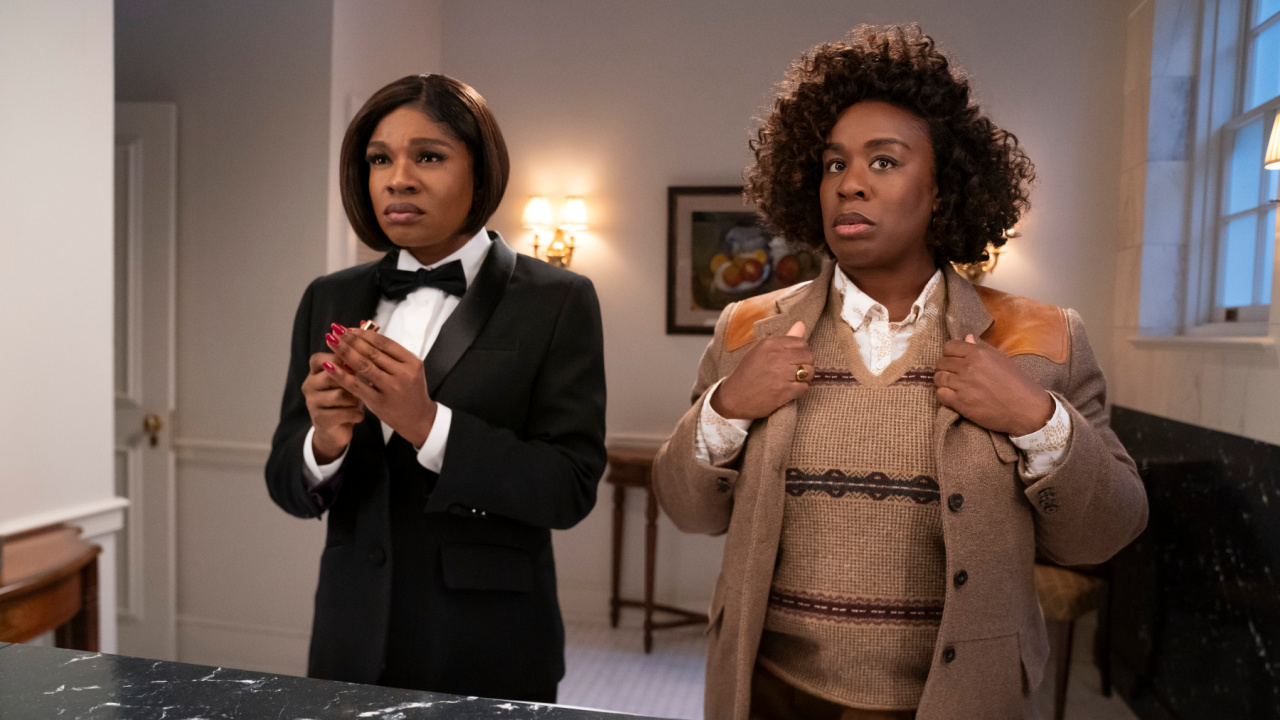 (L TO R) Edwina Findley sebagai Sheila Cannon, Uzo Aduba sebagai Cordelia Cupp di 'The Residence'. Foto: Jessica Brooks/Netflix © 2024.