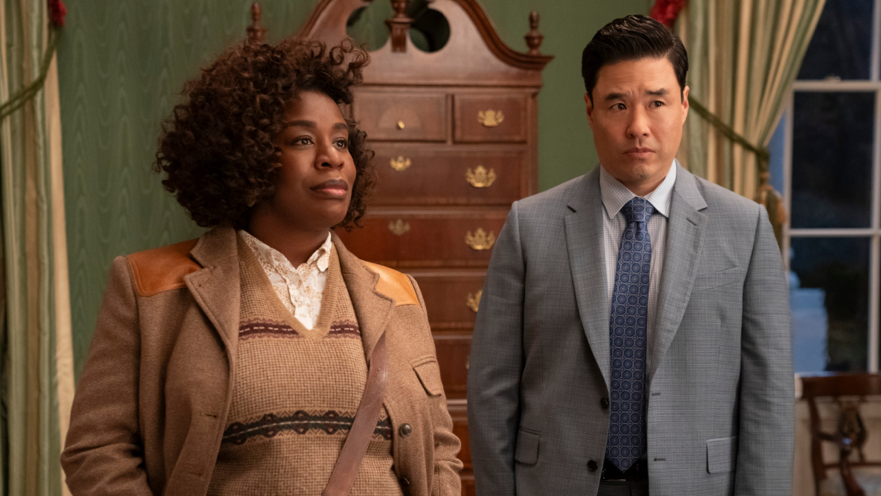 (L ke R) Uzo Aduba sebagai Cordelia Cupp, Randall Park sebagai Edwin Park di 'The Residence'. Foto: Erin Simkin/Netflix © 2024.