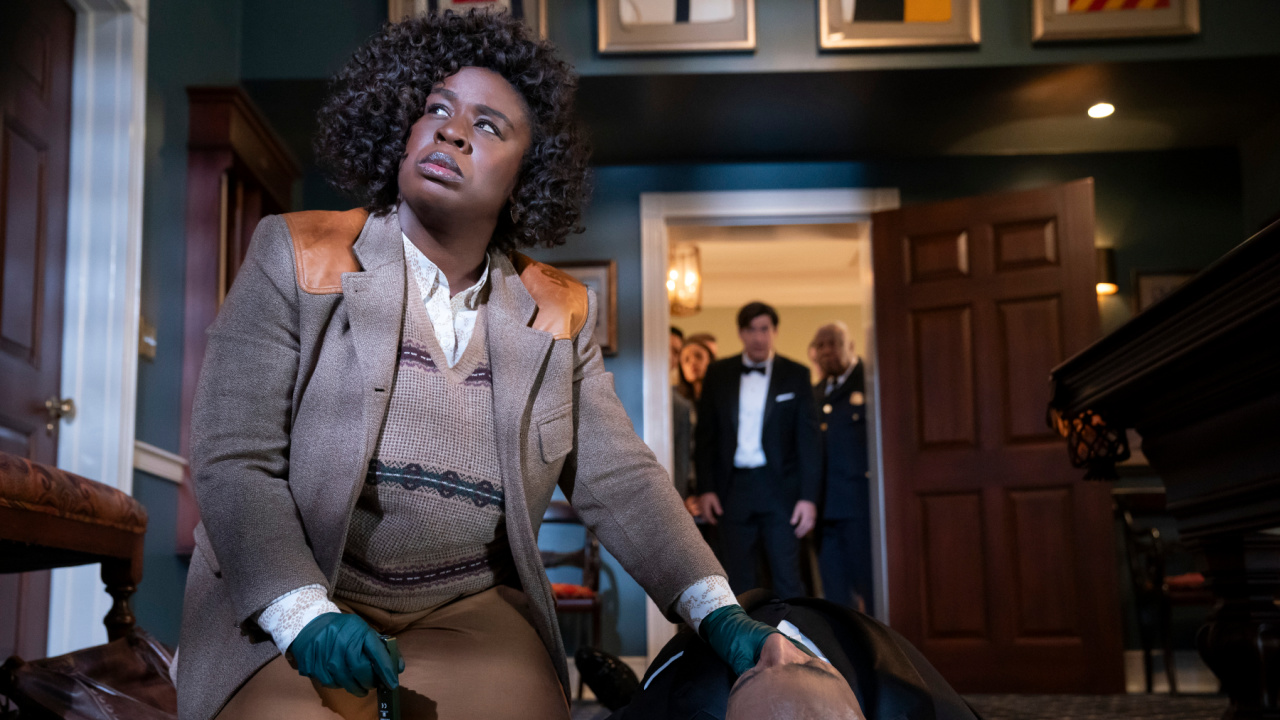 (L TO R) Uzo Aduba sebagai Cordelia Cupp, Giancarlo Esposito sebagai Ab Wynter, Susan Kelechi Watson sebagai Jasmine Haney, Ken Marino sebagai Harry Hollinger, Isiah Whitlock Jr sebagai Larry Dokes di 'The Residence'. Foto: Jessica Brooks/Netflix © 2024.