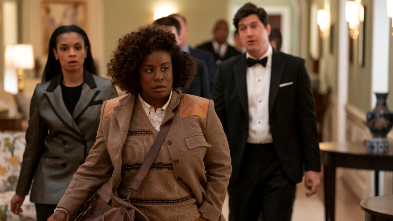 (L TO R) Susan Kelechi Watson sebagai Jasmine Haney, Uzo Aduba sebagai polisi Cordelia, Ken Marino sebagai Harry Hollinger di foto 'The Residence': Jessica Brooks/Netflix ©