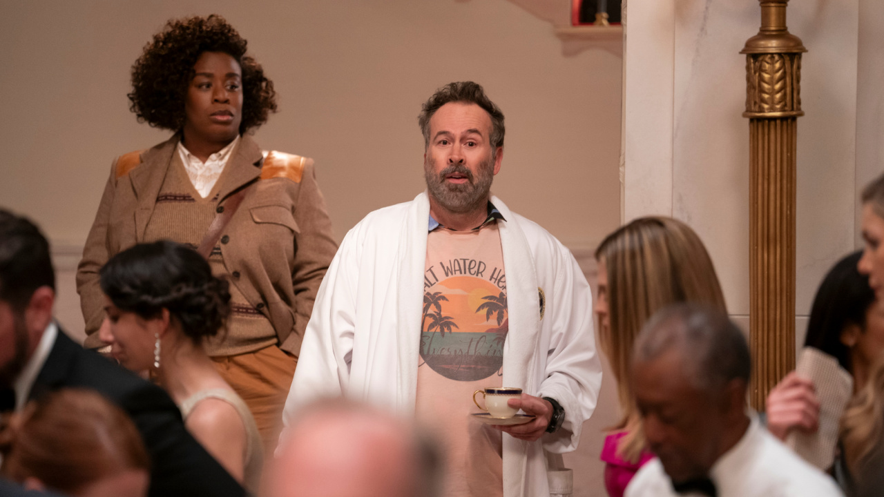 (L ke R) Uzo Aduba sebagai Cordelia Cupp, Jason Lee sebagai Tripp Morgan, Molly Griggs sebagai Lilly Schumacher di 'The Residence'. Foto: Jessica Brooks/Netflix © 2024.