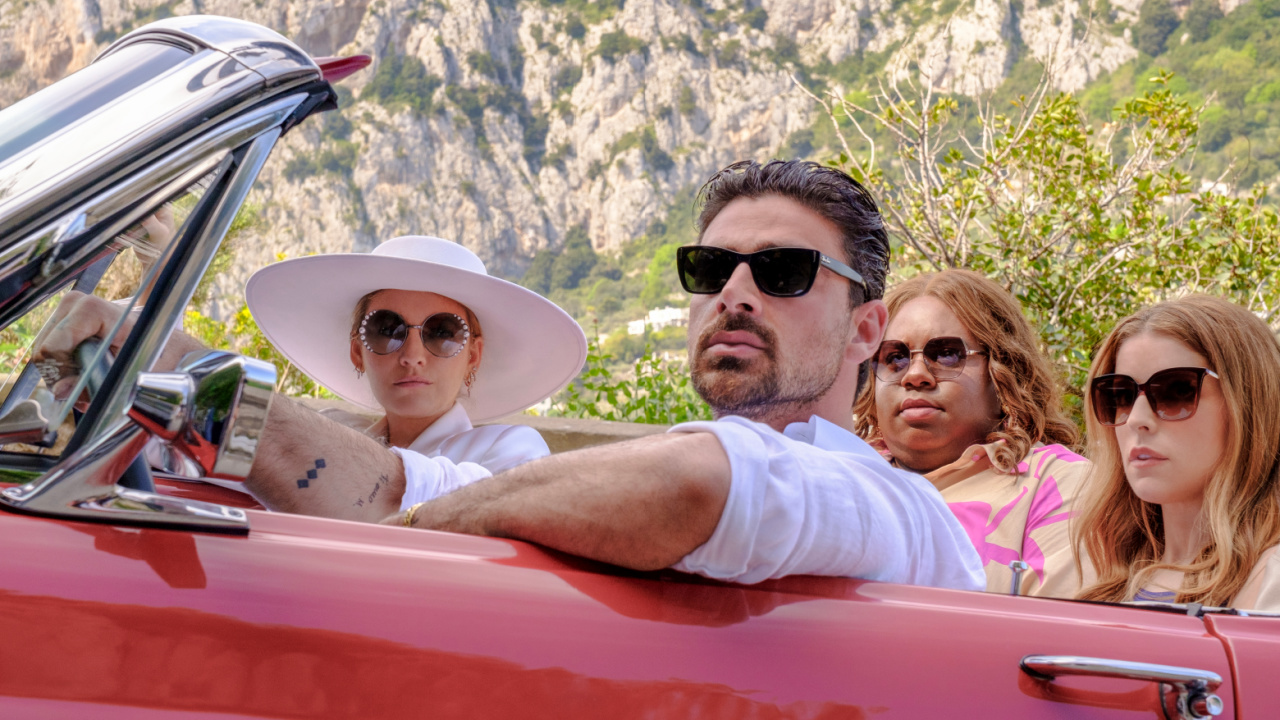 (L to R) Emily (Blake LIvely), Dante (Michele Morrone), Vicky (Alex Newell) and Stephanie (Anna Kendrick) in 'Another Simple Favor'. Credit: Lorenzo Sisti. Copyright: © 2025 Amazon Content Services LLC.