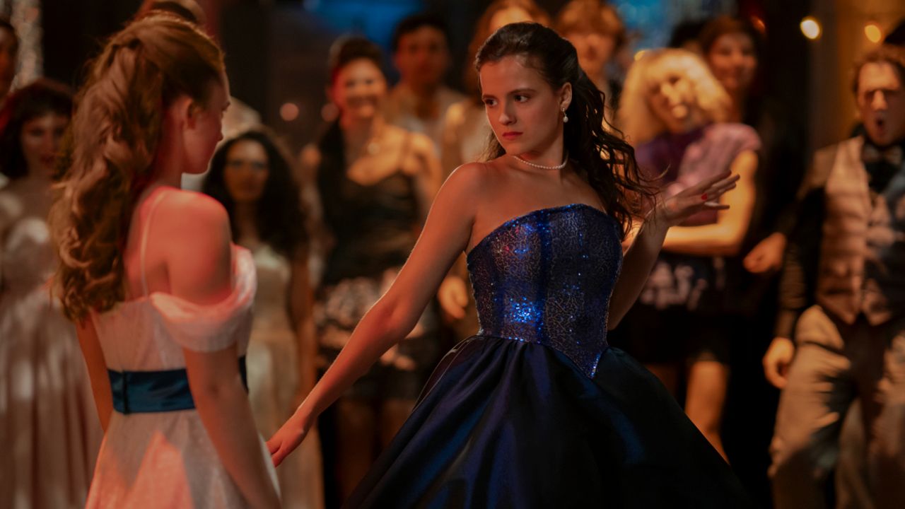 (L-R) India Fowler as Lori Granger and Fina Strazza as Tiffany Falconer in 'Fear Street: Prom Queen.' Photo: Alan Markfield/Netflix © 2025.