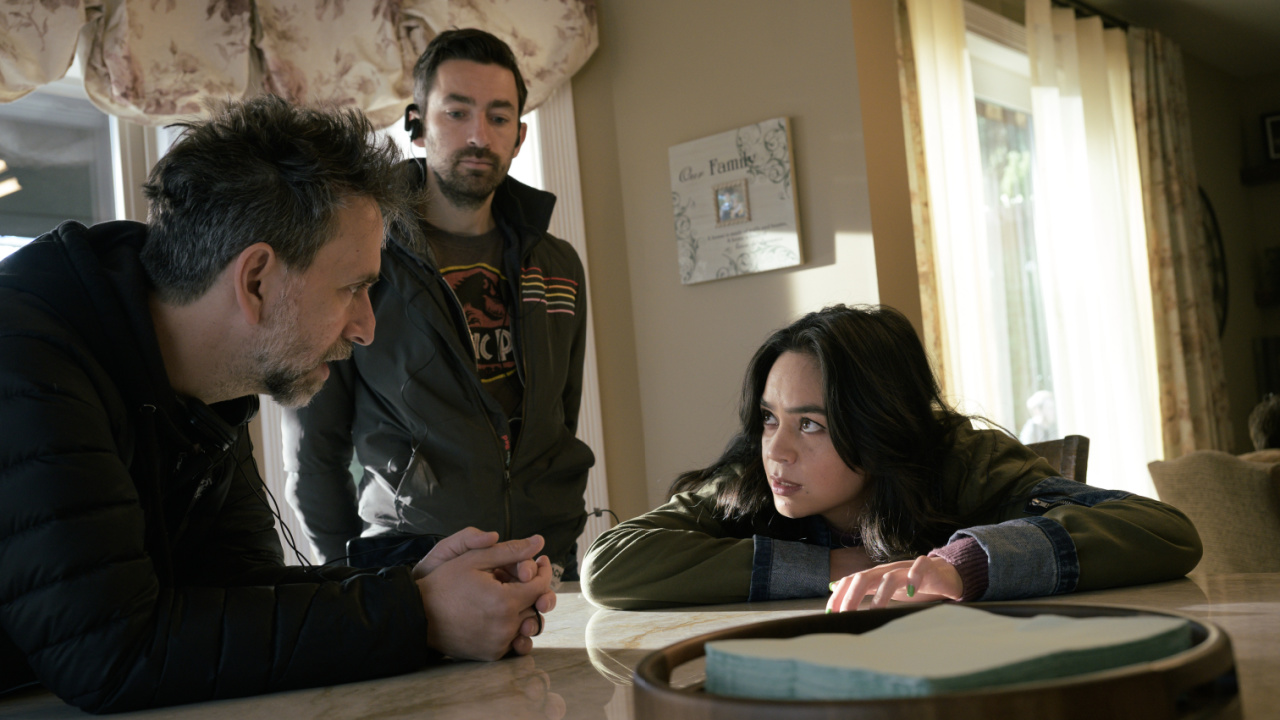 (L-R) Director Adam Stein, Director Zach Lipovsky, and Kaitlyn Santa Juana as Stefani Reyes in New Line Cinema’s 'Final Destination Bloodlines,' a Warner Bros. Pictures release. Photo Credit: Eric Milner. Copyright: © 2025 Warner Bros. Entertainment Inc. All Rights Reserved.