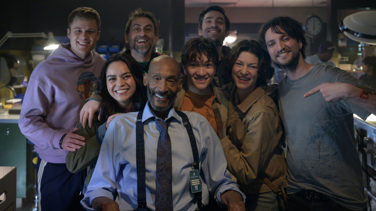 (L to R) Owen Patrick Joyner as Bobby, Kaitlyn Santa Juana as Stefani Reyes, Director Adam Stein, Tony Todd as William John Bludworth, Ted Briones as Charlie Reyes, Director Zach Lipovsky, Rya Kihlstedt as Darlene Campbell, and Richard Harmon as Erik in New Line Cinema’s 'Final Destination Bloodlines,' a Warner Bros. Pictures release. Photo Credit: Eric Milner. Copyright: © 2025 Warner Bros. Entertainment Inc. All Rights Reserved.