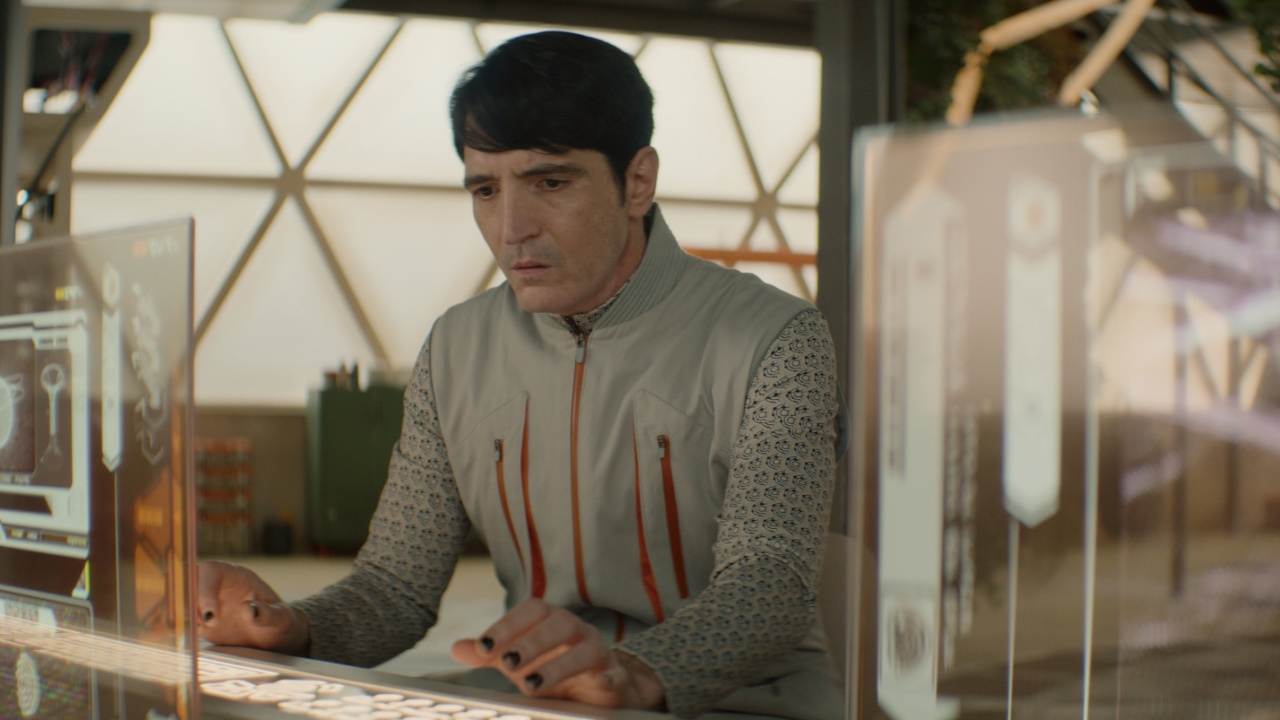 David Dastmalchian in 'Murderbot,' premiering May 16, 2025 on Apple TV+.